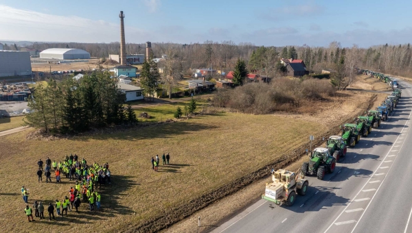 Võrus alustasid traktorid kogunemist 19. märtsil kella 9st, et kell 10 sõitu alustada. Kokku saadi Tallinna maantee ja Võru-Põlva maantee vahelisel lõigul, taamal udus Võru linn. Esiti kaaluti kogunemispaigana ka Tallinna maantee Olerexi tankla parklat, kuid sai selgeks, et see jääb ruumilt liiga kitsaks. Kogunemine toimus täpses ajakavas ja kell 9.52 tehti ühisfoto, misjärel kuulati ära viimased juhised ning suunduti masinatesse. Paljusid traktoreid ehtisid sinimustvalged lipud ning esiosasse olid kinnitatud plakatid teemakohaste sõnumitega. FOTOD: Aigar Nagel